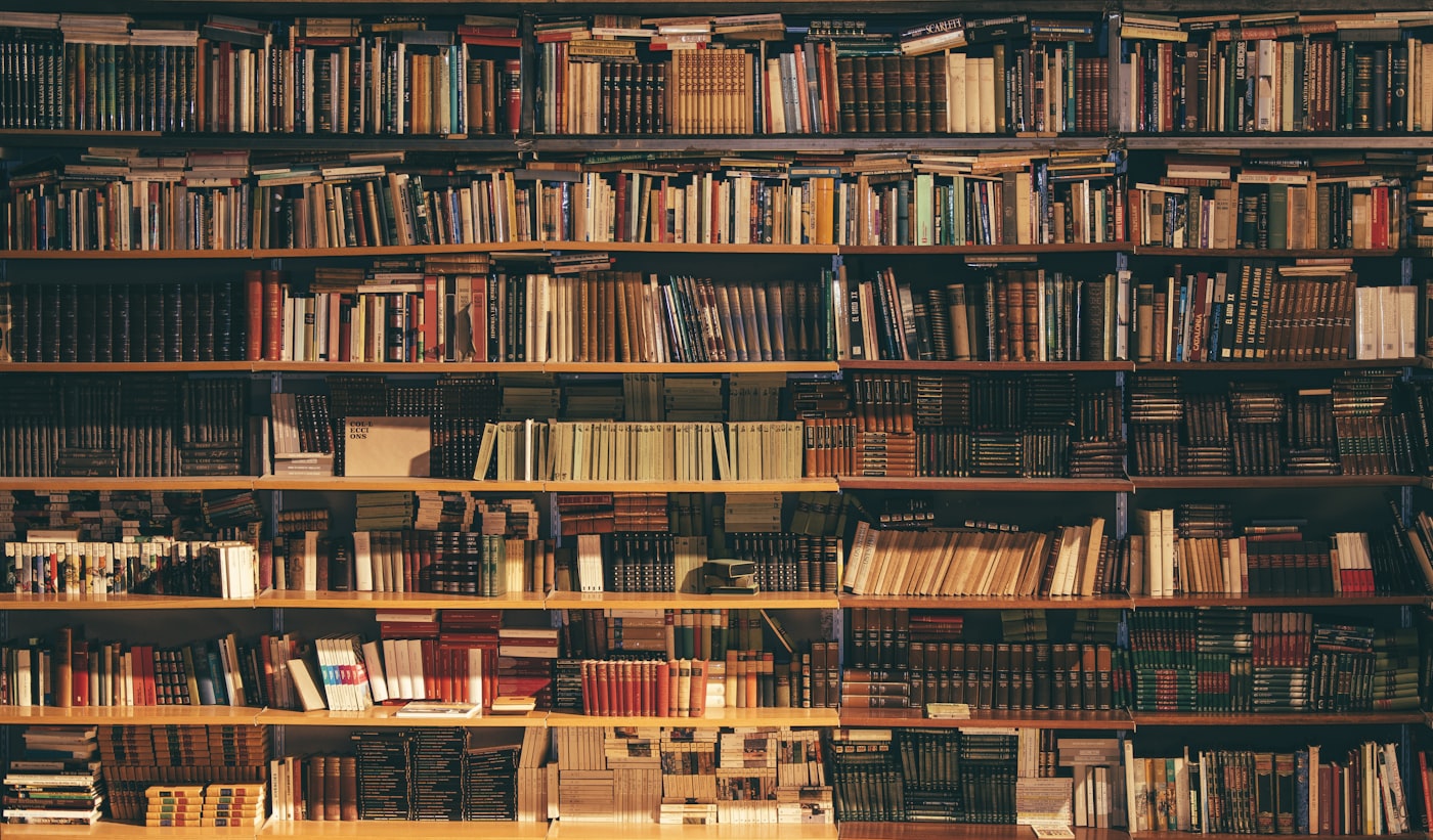 Biblioteca con volúmenes encuadernados, símbolo de continuidad patrimonial