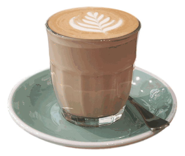 Flat white en vaso de vidrio con roseta de latte art, sobre plato verde salvia