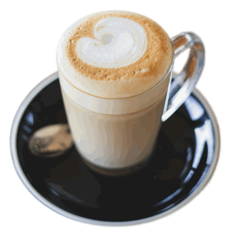Vaso alto de latte con corazón de leche dibujado en la espuma, sobre plato oscuro