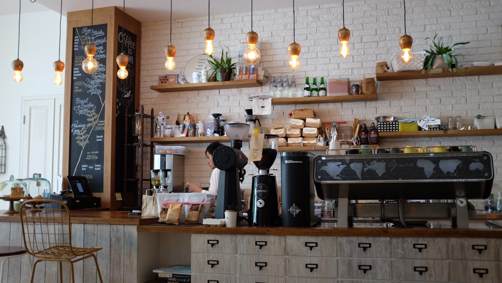 La barra de Cosecha con la máquina de espresso y los molinos al amanecer
