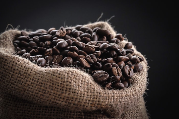 Granos de café tostados dentro de una bolsa de arpillera