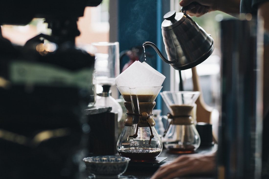 Café preparándose en una Chemex, filtrado a goteo sobre la barra