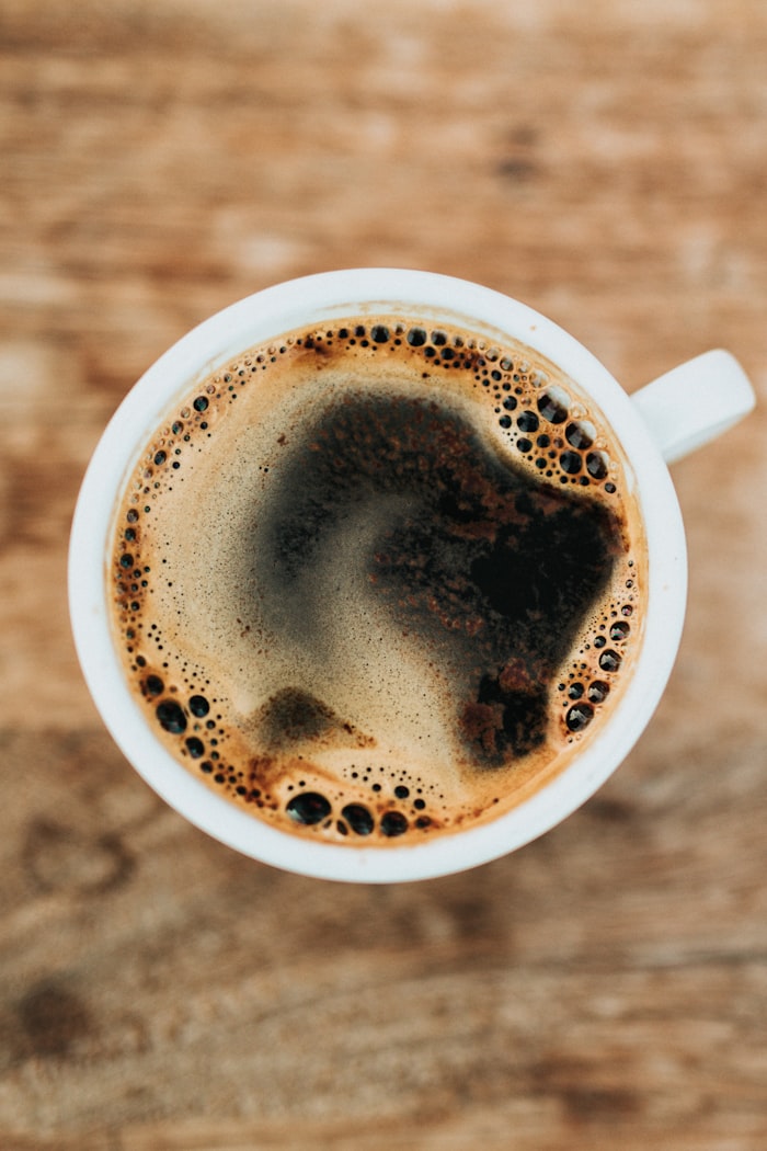 Taza de café negro con crema vista desde arriba, el blend de la casa