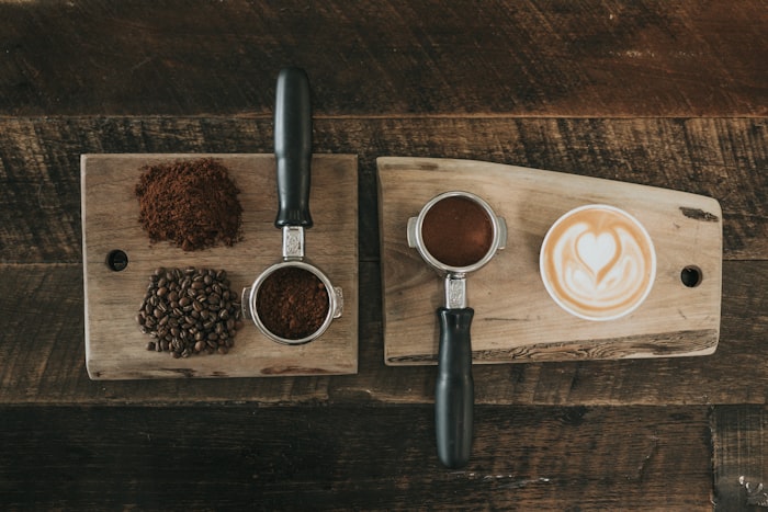 Granos, café molido y portafiltros sobre tablas de madera para espresso colombiano