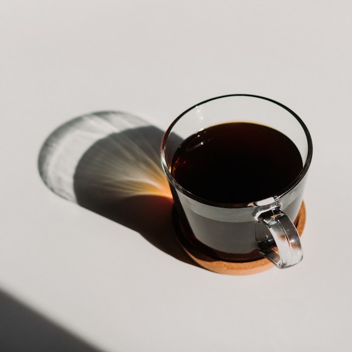 Taza de café filtrado de Etiopía Yirgacheffe bañada por la luz