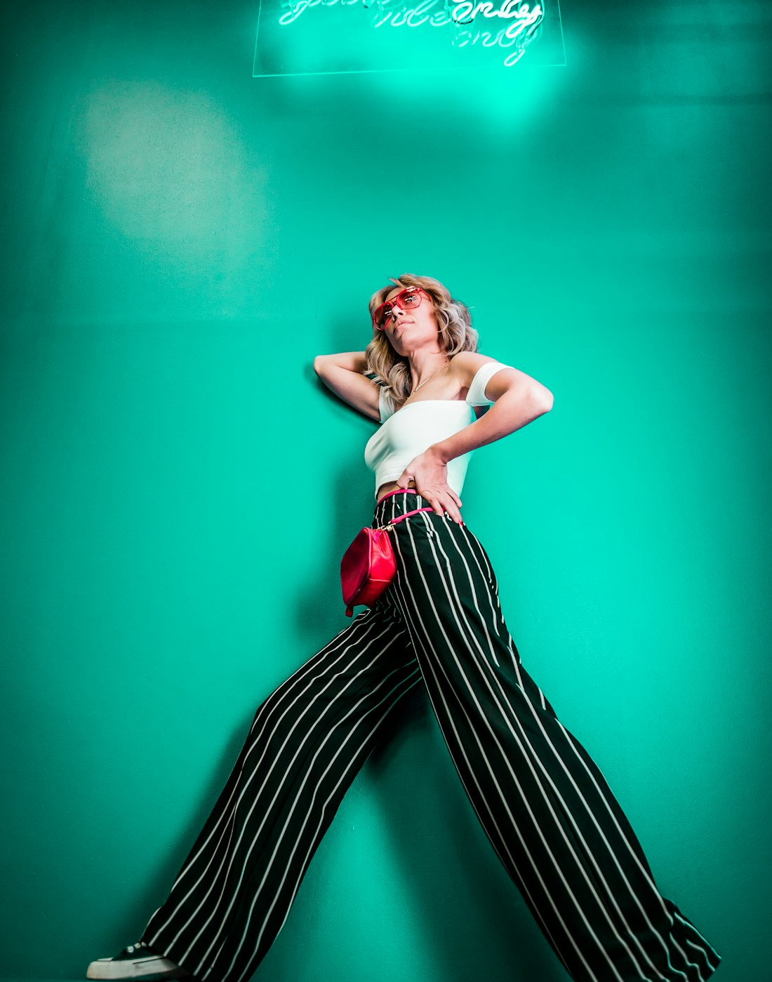 Conjunto Aurora: pantalón de raya diplomática de talle alto y top entallado, pose editorial de cuerpo entero