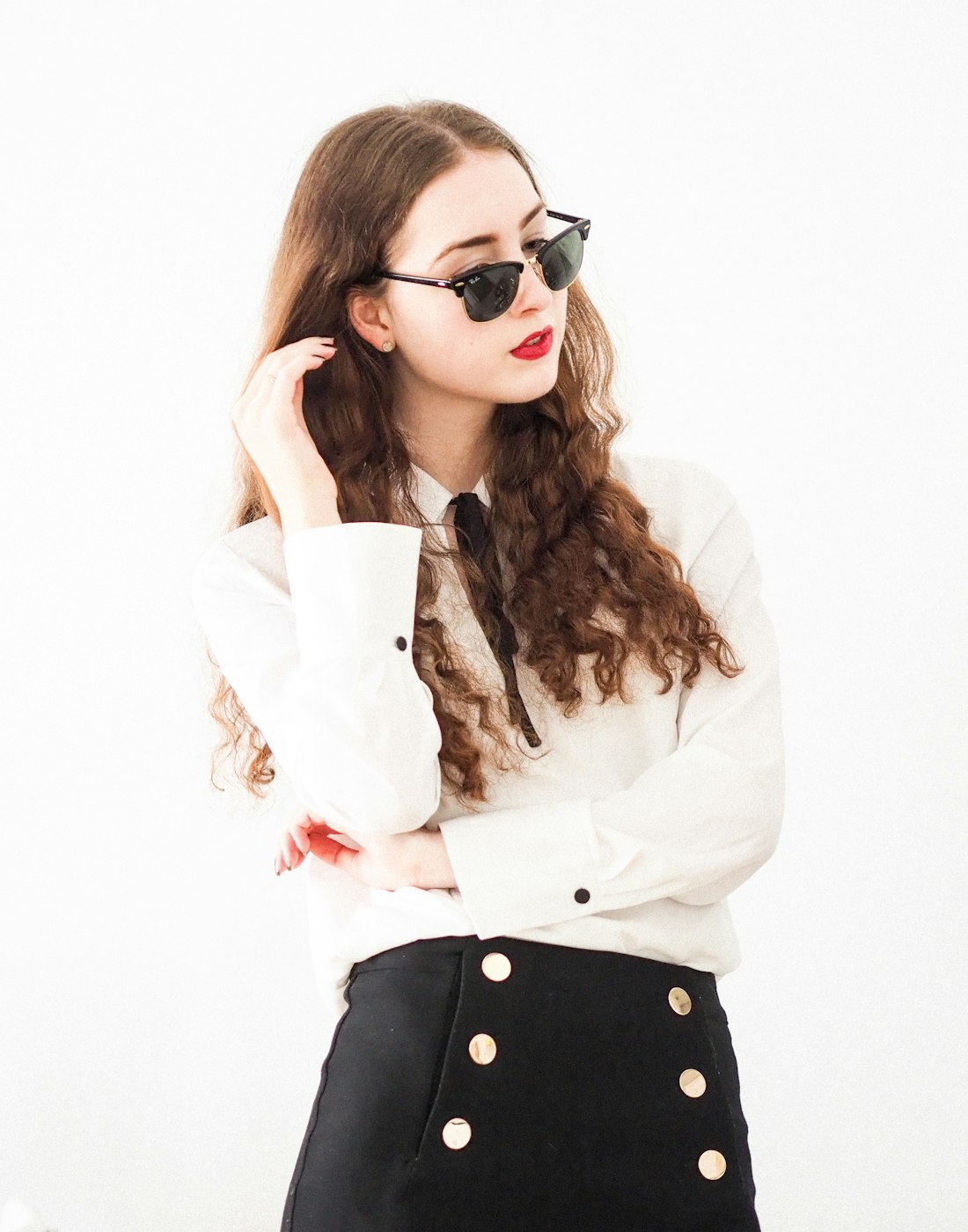 Camisa Tinta blanca con corbata fina y falda de botonadura