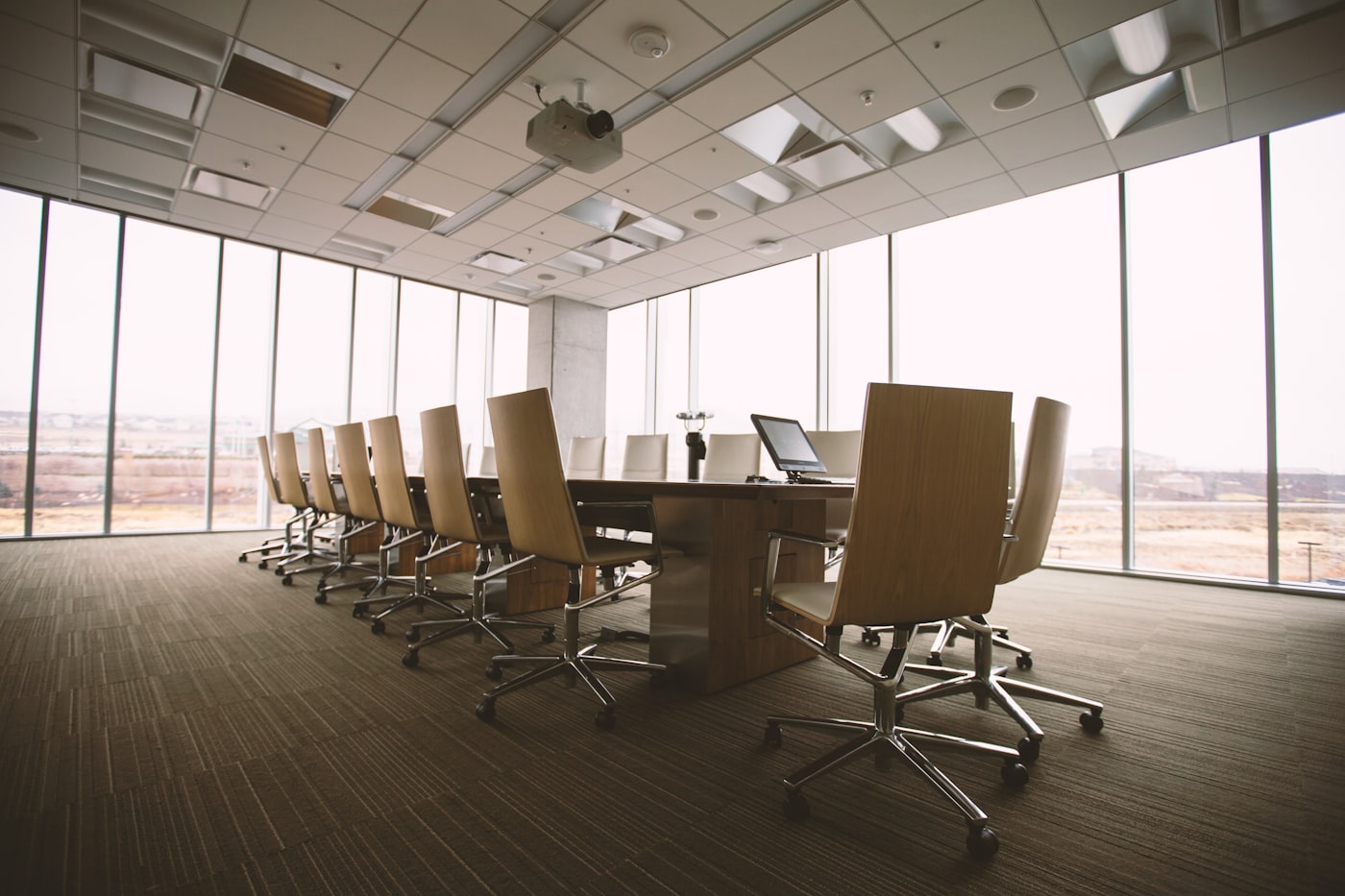Sala de directorio con ventanales de piso a techo