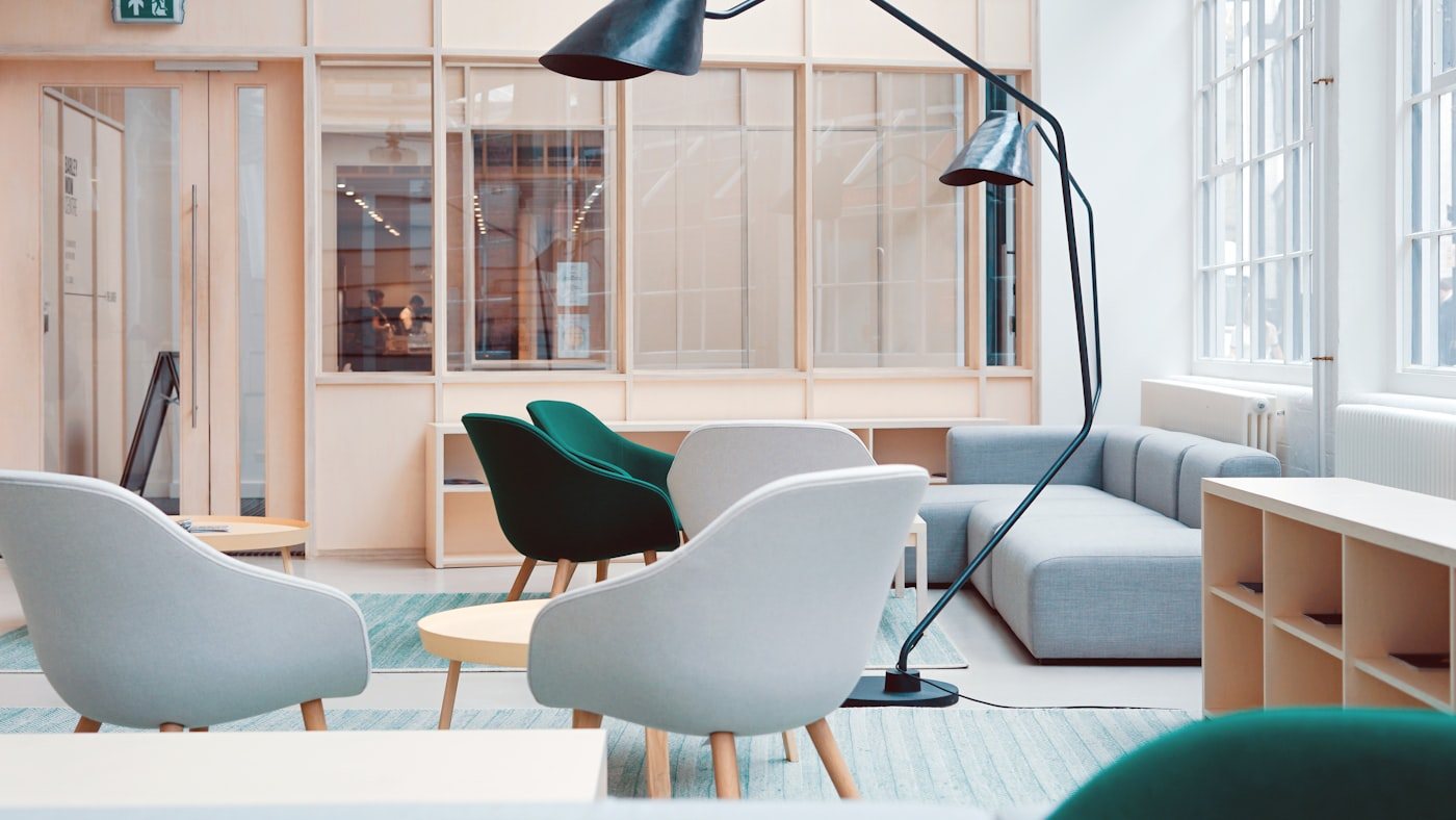 Sala de espera con sillones y luz natural